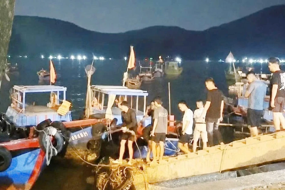 Nhóm người mở loa kéo công suất lớn để đòi nợ tại làng chài Nhóm người mở loa kéo công suất lớn để đòi nợ tại làng chài