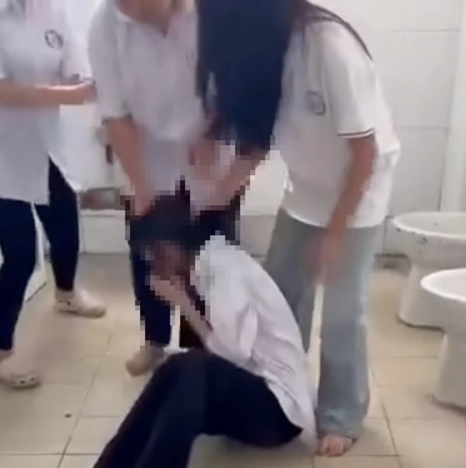 Nhóm nữ sinh đánh hội đồng bạn trong nhà vệ sinh bị triệu tập Nhóm nữ sinh đánh hội đồng bạn trong nhà vệ sinh bị triệu tập