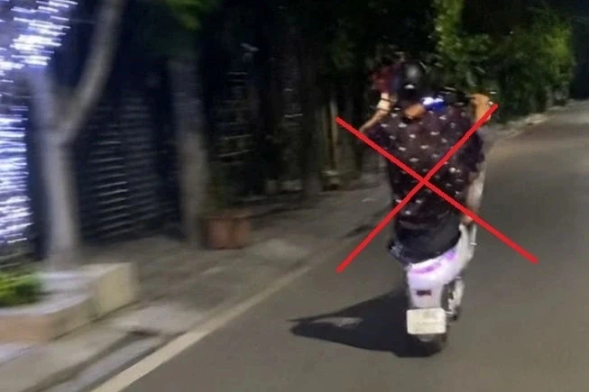 Nhóm thanh niên bốc đầu xe máy, quay clip đăng TikTok câu view Nhóm thanh niên bốc đầu xe máy, quay clip đăng TikTok câu view