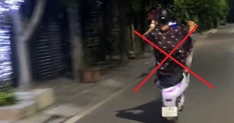 Nhóm thanh niên bốc đầu xe máy, quay clip đăng TikTok câu view
