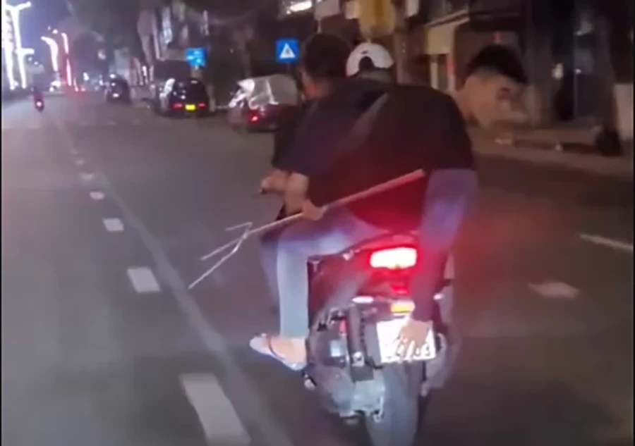 Nhóm thanh niên cầm hung khí chạy xe máy gây rối ở Nha Trang Nhóm thanh niên cầm hung khí chạy xe máy gây rối ở Nha Trang