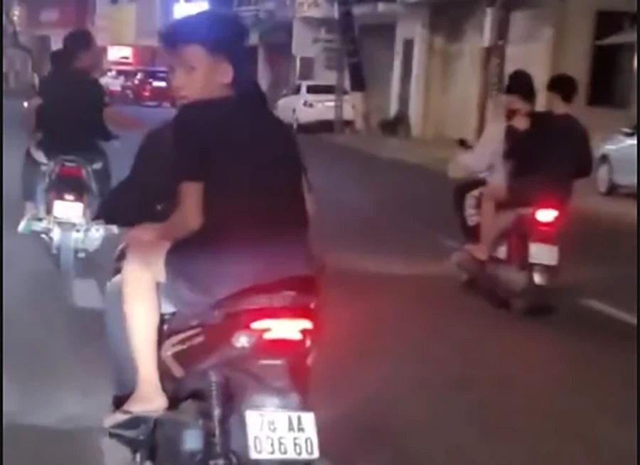 Nhóm thanh niên cầm hung khí chạy xe máy gây rối ở Nha Trang Nhóm thanh niên cầm hung khí chạy xe máy gây rối ở Nha Trang