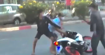Nhóm thanh niên cầm hung khí rượt đuổi, đánh nhau trong KCN Sóng Thần