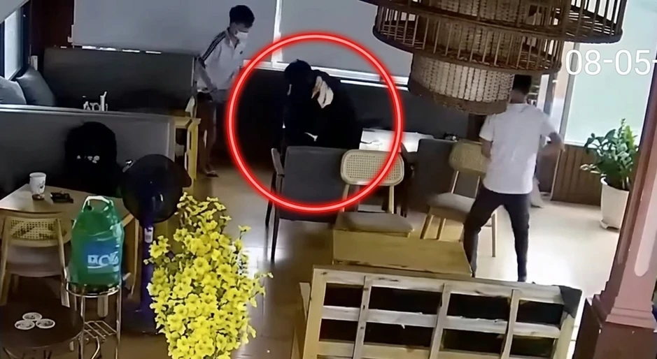 Nhóm thanh niên mang hung khí lao vào quán tấn công khiến 1 người tử vong
