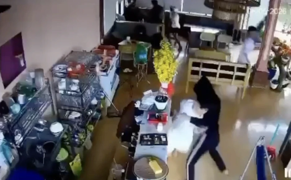 Nhóm thanh niên mang hung khí lao vào quán tấn công khiến 1 người tử vong
