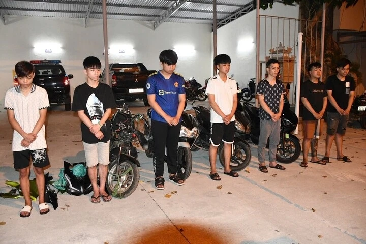Nhóm thanh thiếu niên cầm hung khí rượt đánh, cướp xe giữa phố Đà Nẵng Nhóm thanh thiếu niên cầm hung khí rượt đánh, cướp xe giữa phố Đà Nẵng