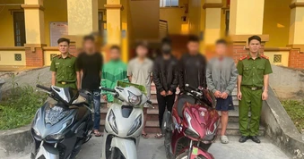 Nhóm thanh thiếu niên đeo mặt nạ truy đuổi, tấn công nhiều người trong đêm