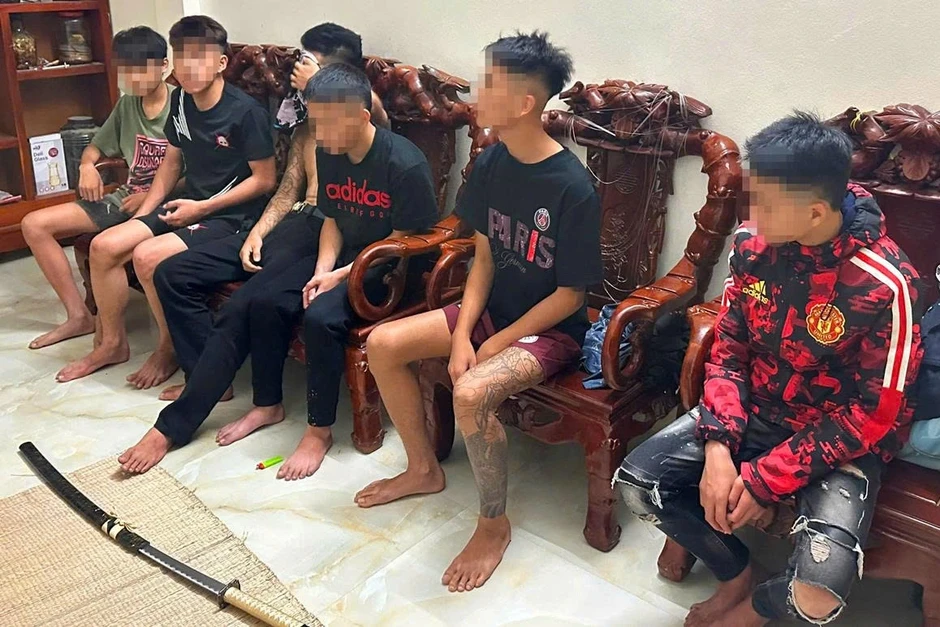 Nhóm thanh thiếu niên đi xe không biển số, cầm theo kiếm “dương oai” Nhóm thanh thiếu niên đi xe không biển số, cầm theo kiếm “dương oai”