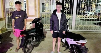 Nhóm thanh thiếu niên đi xe không biển số, cầm theo kiếm “dương oai”