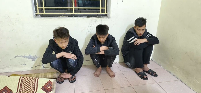 Nhóm thanh thiếu niên lạng lách, đánh võng, lao xe vào tổ công tác và hàng rào chắn Nhóm thanh thiếu niên lạng lách, đánh võng, lao xe vào tổ công tác và hàng rào chắn