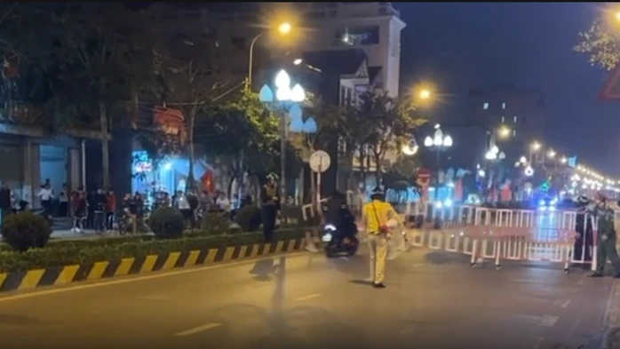 Nhóm thanh thiếu niên lạng lách, đánh võng, lao xe vào tổ công tác và hàng rào chắn Nhóm thanh thiếu niên lạng lách, đánh võng, lao xe vào tổ công tác và hàng rào chắn