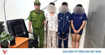 Nhóm thanh thiếu niên mang kiếm chặn xe người dân