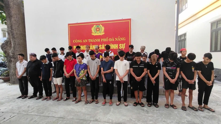 Nhóm thanh thiếu niên vô cớ truy đuổi đánh người, cướp xe máy