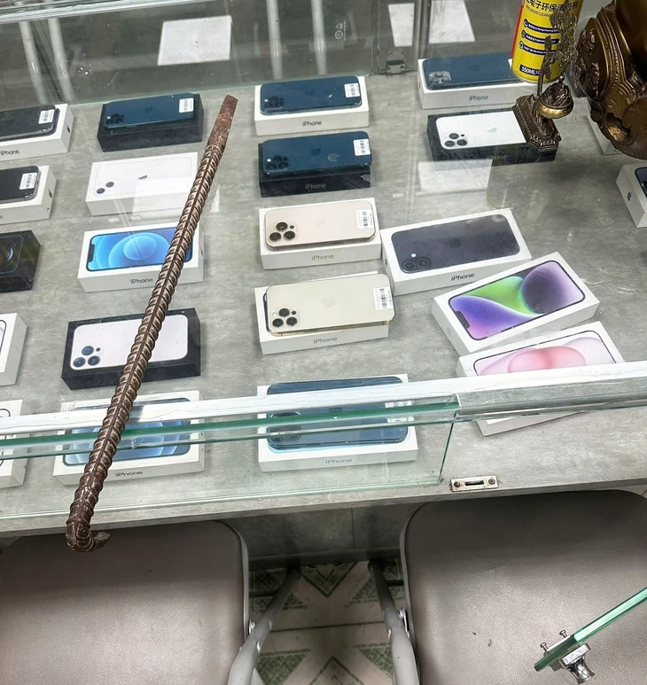 Nhóm thiếu niên dùng xà beng phá khóa cửa hàng điện thoại trộm 5 chiếc iPhone Nhóm thiếu niên dùng xà beng phá khóa cửa hàng điện thoại trộm 5 chiếc iPhone
