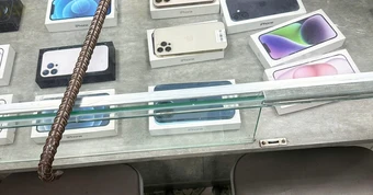 Nhóm thiếu niên dùng xà beng phá khóa cửa hàng điện thoại trộm 5 chiếc iPhone