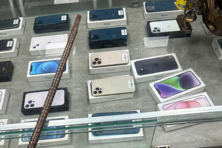 Nhóm thiếu niên phá khóa cửa hàng, trộm hàng loạt iPhone Nhóm thiếu niên phá khóa cửa hàng, trộm hàng loạt iPhone