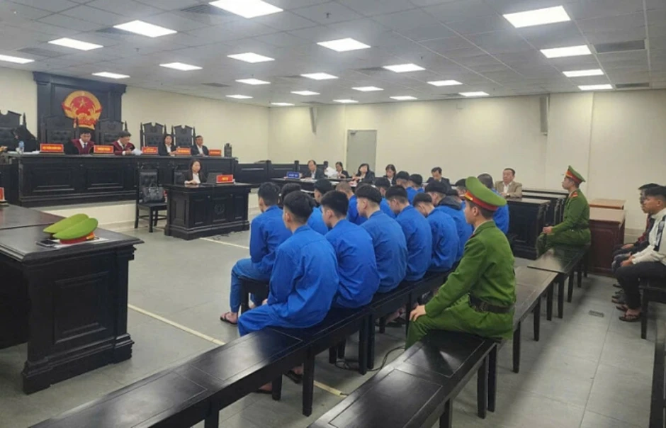 Nhóm 'trẻ trâu' cầm đinh ba, tuýp sắt vô cớ đâm người đi đường Nhóm 'trẻ trâu' cầm đinh ba, tuýp sắt vô cớ đâm người đi đường
