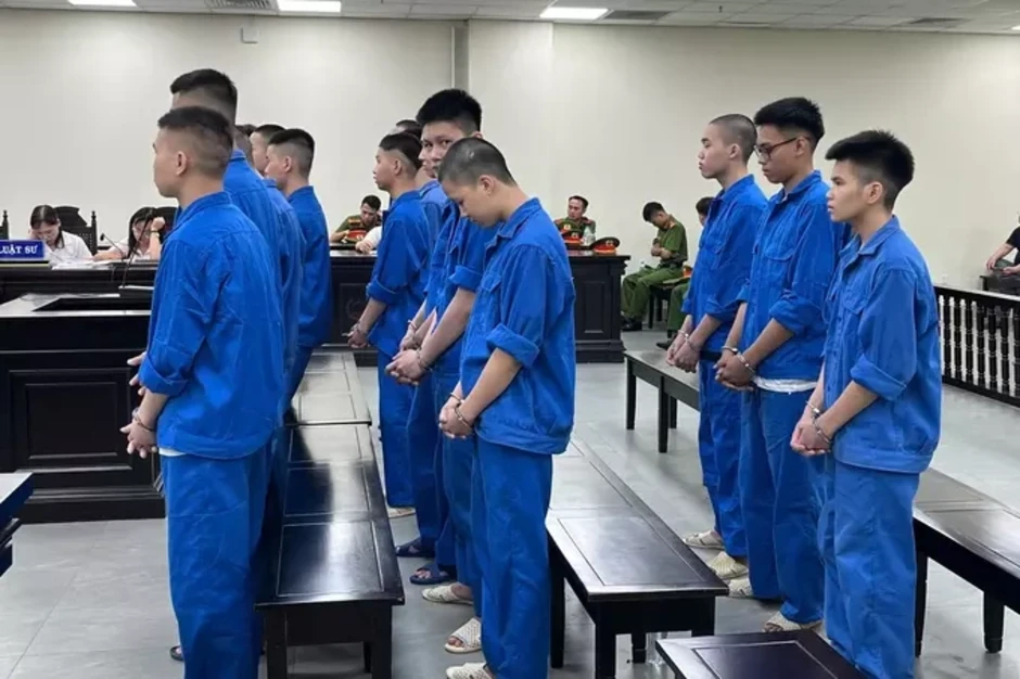 Nhóm 'trẻ trâu' hỗn chiến trên quốc lộ, ném đá khiến một người chết Nhóm 'trẻ trâu' hỗn chiến trên quốc lộ, ném đá khiến một người chết
