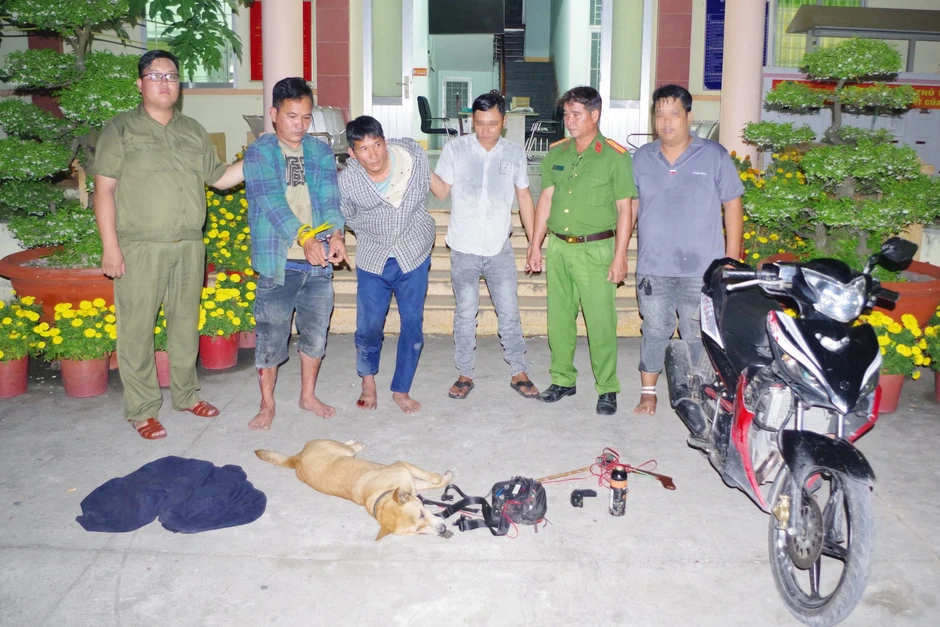 Nhóm trộm chó dùng súng điện chống trả cảnh sát khi bị truy đuổi ở Tây Ninh Nhóm trộm chó dùng súng điện chống trả cảnh sát khi bị truy đuổi ở Tây Ninh