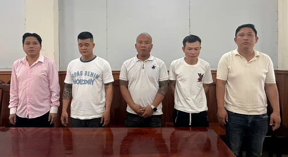 Nhóm xe ôm dàn cảnh cướp tài sản của 2 du khách nước ngoài ở Hội An sa lưới Nhóm xe ôm dàn cảnh cướp tài sản của 2 du khách nước ngoài ở Hội An sa lưới
