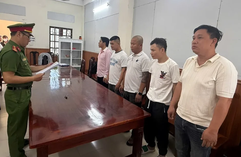 Nhóm xe ôm dàn cảnh cướp tài sản của 2 du khách nước ngoài ở Hội An sa lưới Nhóm xe ôm dàn cảnh cướp tài sản của 2 du khách nước ngoài ở Hội An sa lưới