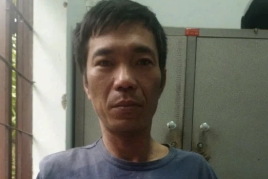 Nhốt con trong phòng rồi châm lửa đốt Nhốt con trong phòng rồi châm lửa đốt