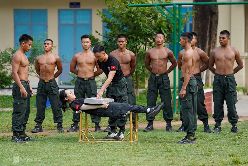Những ngày tự quật gậy vào người, luyện chịu đòn của nữ đặc nhiệm Những ngày tự quật gậy vào người, luyện chịu đòn của nữ đặc nhiệm