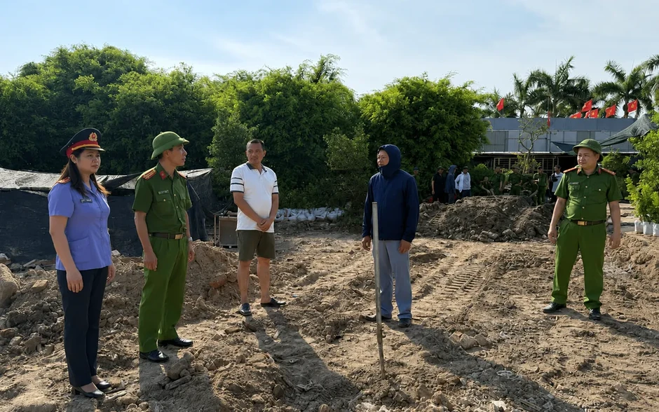 Ninh Bình: Khởi tố 2 đối tượng đổ trái phép hơn 177 tấn chất thải ra môi trường Ninh Bình: Khởi tố 2 đối tượng đổ trái phép hơn 177 tấn chất thải ra môi trường