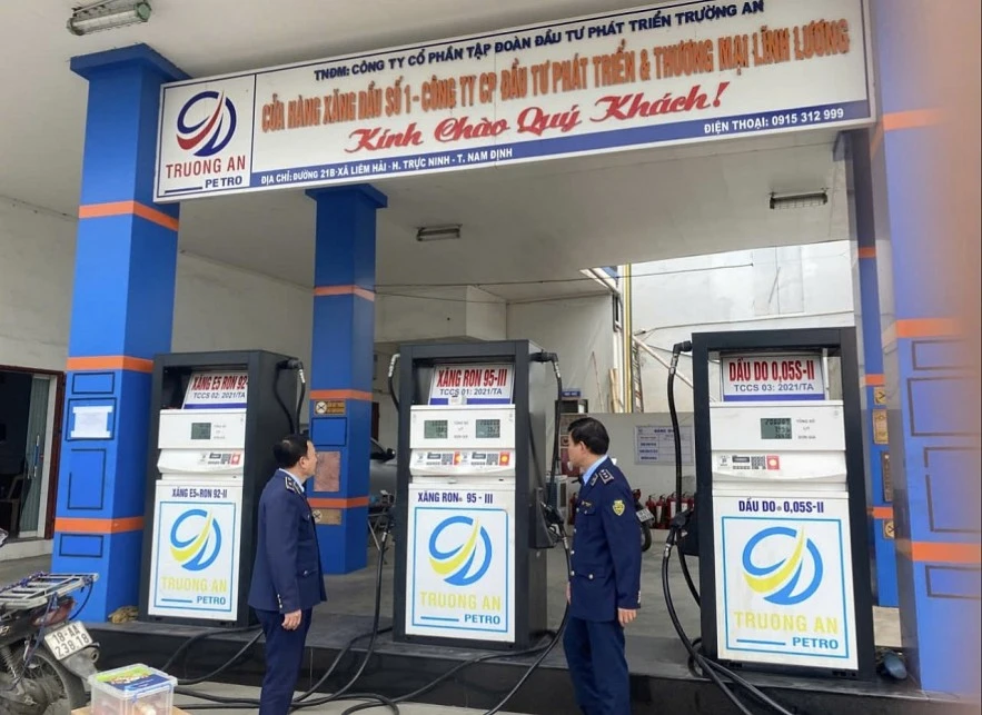 Ninh Bình: Phạt 35 triệu đồng doanh nghiệp bán xăng vượt giá trần, buộc hoàn tiền cho khách Ninh Bình: Phạt 35 triệu đồng doanh nghiệp bán xăng vượt giá trần, buộc hoàn tiền cho khách