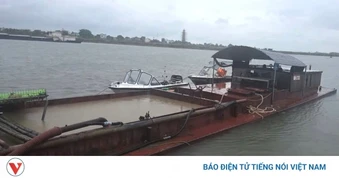Ninh Bình tạm giữ tàu khai thác cát trái phép trên sông Đào