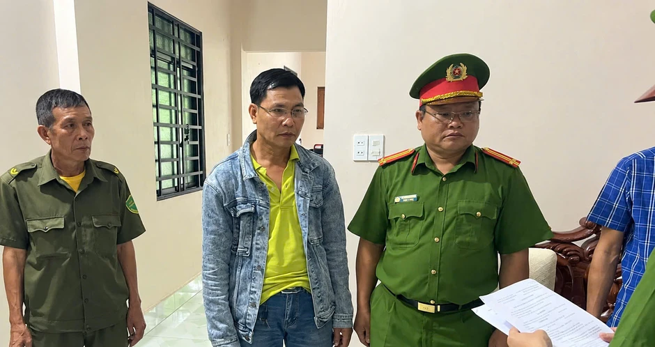 'Nổ' quen 'ông nọ bà kia' làm sổ đỏ đất rừng ở Phú Quốc, chiếm đoạt 17 tỷ đồng 'Nổ' quen 'ông nọ bà kia' làm sổ đỏ đất rừng ở Phú Quốc, chiếm đoạt 17 tỷ đồng