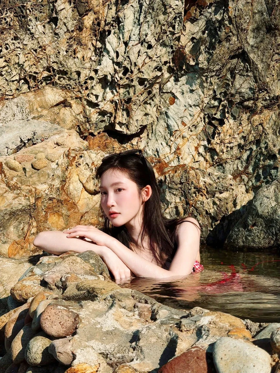 Nữ ca sĩ Juky San tắm Giếng Tiên có vi phạm gì không? Nữ ca sĩ Juky San tắm Giếng Tiên có vi phạm gì không?