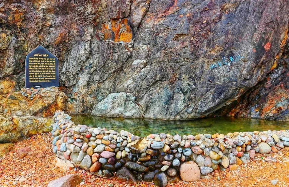 Nữ ca sĩ Juky San tắm Giếng Tiên có vi phạm gì không? Nữ ca sĩ Juky San tắm Giếng Tiên có vi phạm gì không?