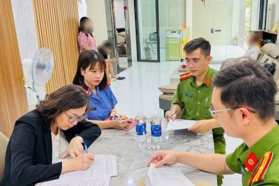 Nữ chủ doanh nghiệp bị khởi tố vì dùng tài khoản cá nhân mua bán vàng bạc Nữ chủ doanh nghiệp bị khởi tố vì dùng tài khoản cá nhân mua bán vàng bạc