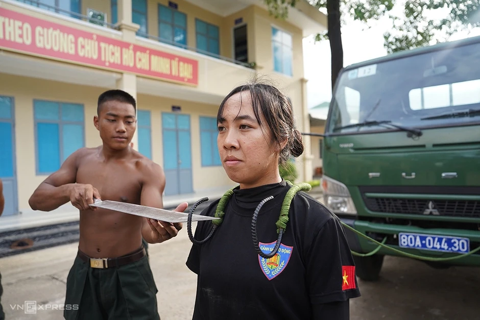 Nữ cử nhân Dược thành cảnh sát đặc nhiệm, kéo ôtô 3,5 tấn bằng yết hầu Nữ cử nhân Dược thành cảnh sát đặc nhiệm, kéo ôtô 3,5 tấn bằng yết hầu