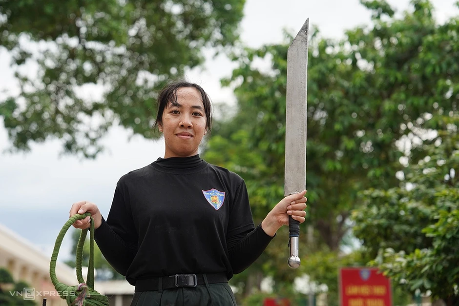 Nữ cử nhân Dược thành cảnh sát đặc nhiệm, kéo ôtô 3,5 tấn bằng yết hầu Nữ cử nhân Dược thành cảnh sát đặc nhiệm, kéo ôtô 3,5 tấn bằng yết hầu