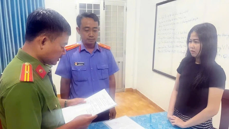Nữ giám đốc công ty ở Phú Quốc bán túi xách giả hàng hiệu bị khởi tố Nữ giám đốc công ty ở Phú Quốc bán túi xách giả hàng hiệu bị khởi tố
