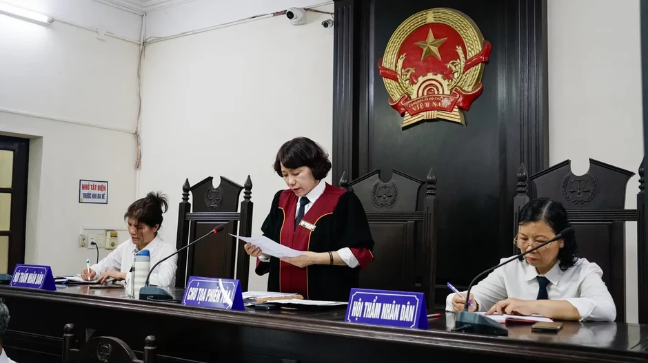 Nữ giúp việc bạo hành cụ bà 82 tuổi khai "bức xúc" vì bị giữ 5 triệu đồng lương Nữ giúp việc bạo hành cụ bà 82 tuổi khai "bức xúc" vì bị giữ 5 triệu đồng lương