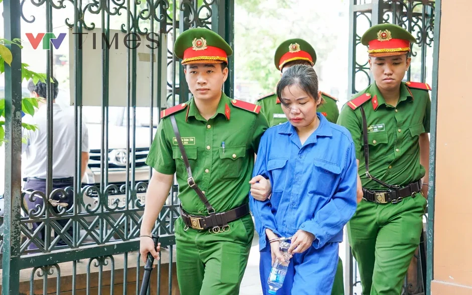 Nữ giúp việc bạo hành cụ bà 82 tuổi ở Hà Nội hầu toà Nữ giúp việc bạo hành cụ bà 82 tuổi ở Hà Nội hầu toà