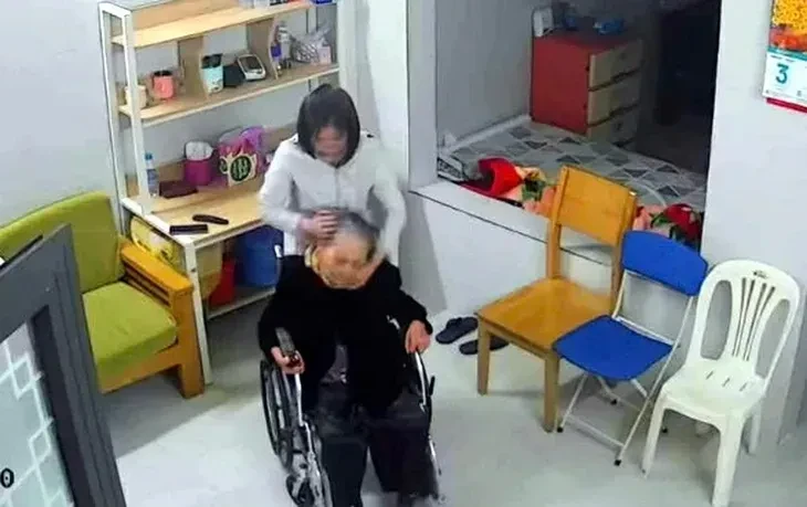 Nữ giúp việc bạo hành cụ bà 82 tuổi ở Hà Nội hầu toà Nữ giúp việc bạo hành cụ bà 82 tuổi ở Hà Nội hầu toà