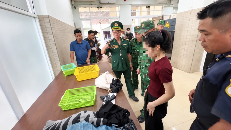 Nữ hành khách nhập cảnh từ Campuchia mang theo vật thể nghi súng