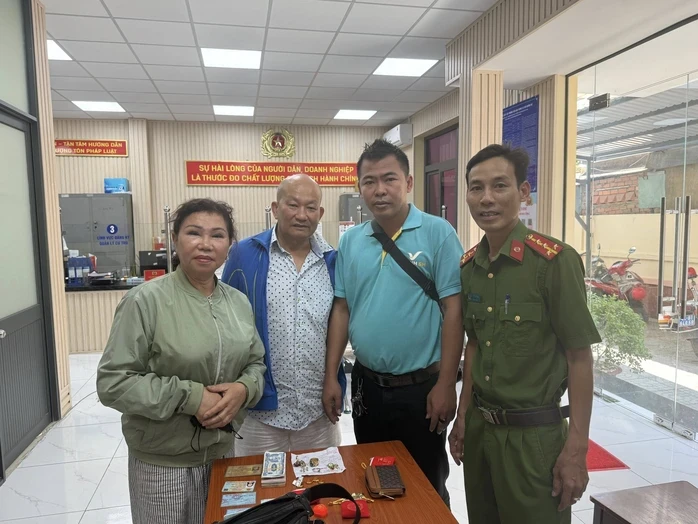 Nữ hành khách ở TPHCM hốt hoảng nhờ công an tìm tài sản 3 tỉ đồng Nữ hành khách ở TPHCM hốt hoảng nhờ công an tìm tài sản 3 tỉ đồng
