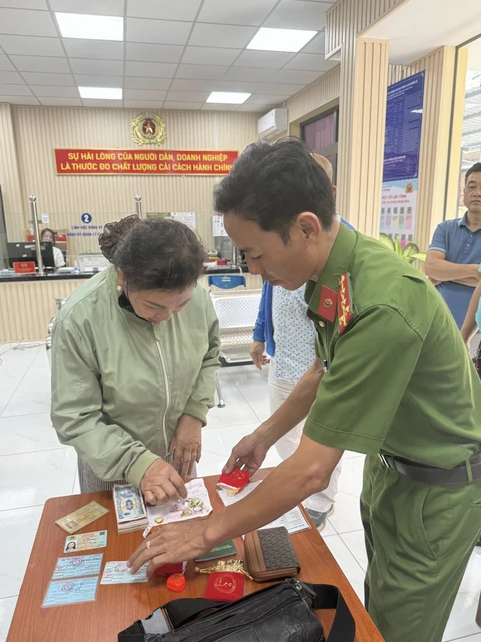 Nữ hành khách ở TPHCM hốt hoảng nhờ công an tìm tài sản 3 tỉ đồng Nữ hành khách ở TPHCM hốt hoảng nhờ công an tìm tài sản 3 tỉ đồng