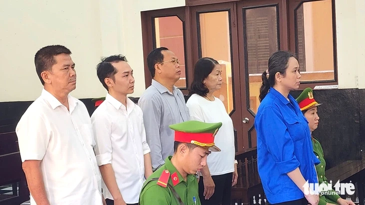 Nữ kế toán của Ban Thi đua - Khen thưởng chiếm đoạt hơn 2,1 tỉ đồng, lãnh 16 năm tù Nữ kế toán của Ban Thi đua - Khen thưởng chiếm đoạt hơn 2,1 tỉ đồng, lãnh 16 năm tù