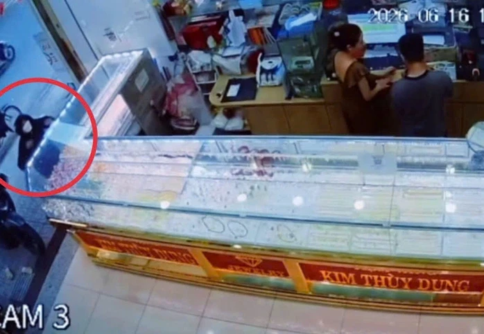 Nữ quái giả đàn ông, ra tay cướp giật tại tiệm vàng ở TPHCM Nữ quái giả đàn ông, ra tay cướp giật tại tiệm vàng ở TPHCM