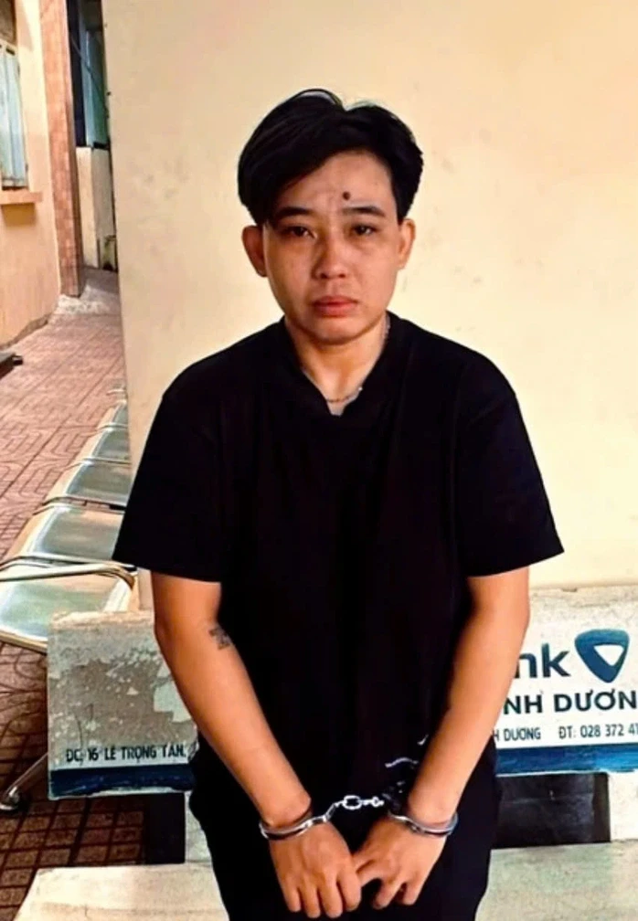 Nữ quái giả đàn ông, ra tay cướp giật tại tiệm vàng ở TPHCM Nữ quái giả đàn ông, ra tay cướp giật tại tiệm vàng ở TPHCM