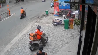 Nữ shipper ở TP HCM bị khách đánh tới tấp