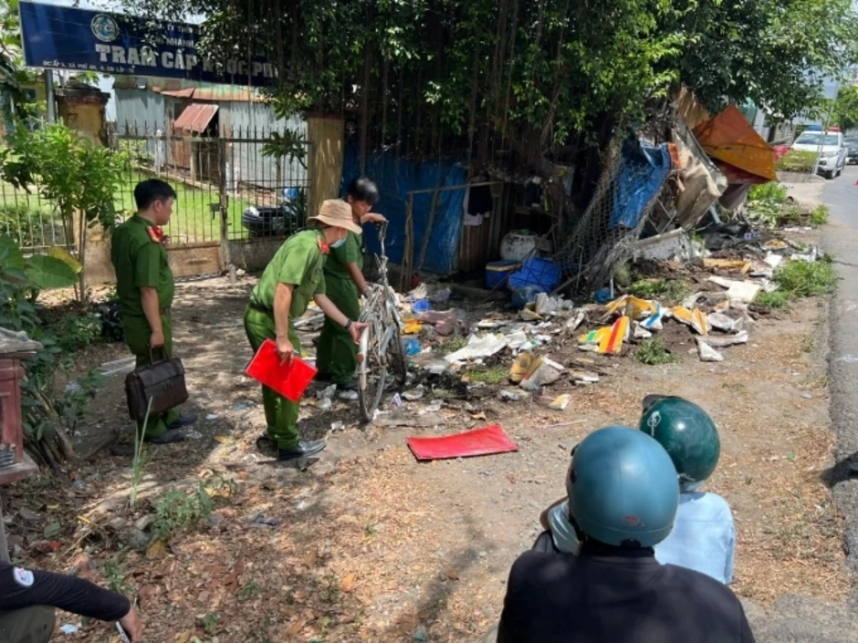 Nữ tài xế nước ngoài lao ôtô vào nhà dân, một người tử vong Nữ tài xế nước ngoài lao ôtô vào nhà dân, một người tử vong