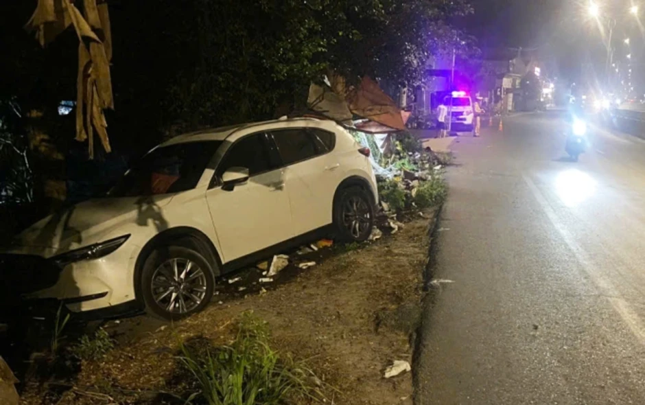 Nữ tài xế nước ngoài lao ôtô vào nhà dân, một người tử vong Nữ tài xế nước ngoài lao ôtô vào nhà dân, một người tử vong