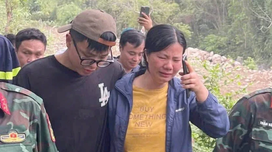 Nước mắt hạnh phúc của người mẹ khi tìm thấy con trai lạc ở núi Tam Đảo